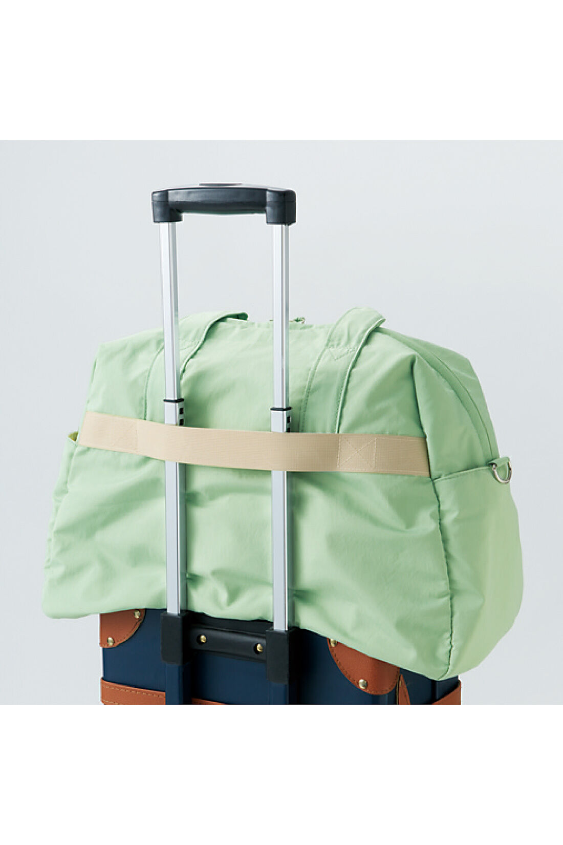 シロップ．|アデリアレトロ&times;シロップ．　レトロ喫茶をめぐる旅のおともにぴったりな大容量バッグ〈ズーメイト〉|キャリーの持ち手に通して使えるベルト付き！