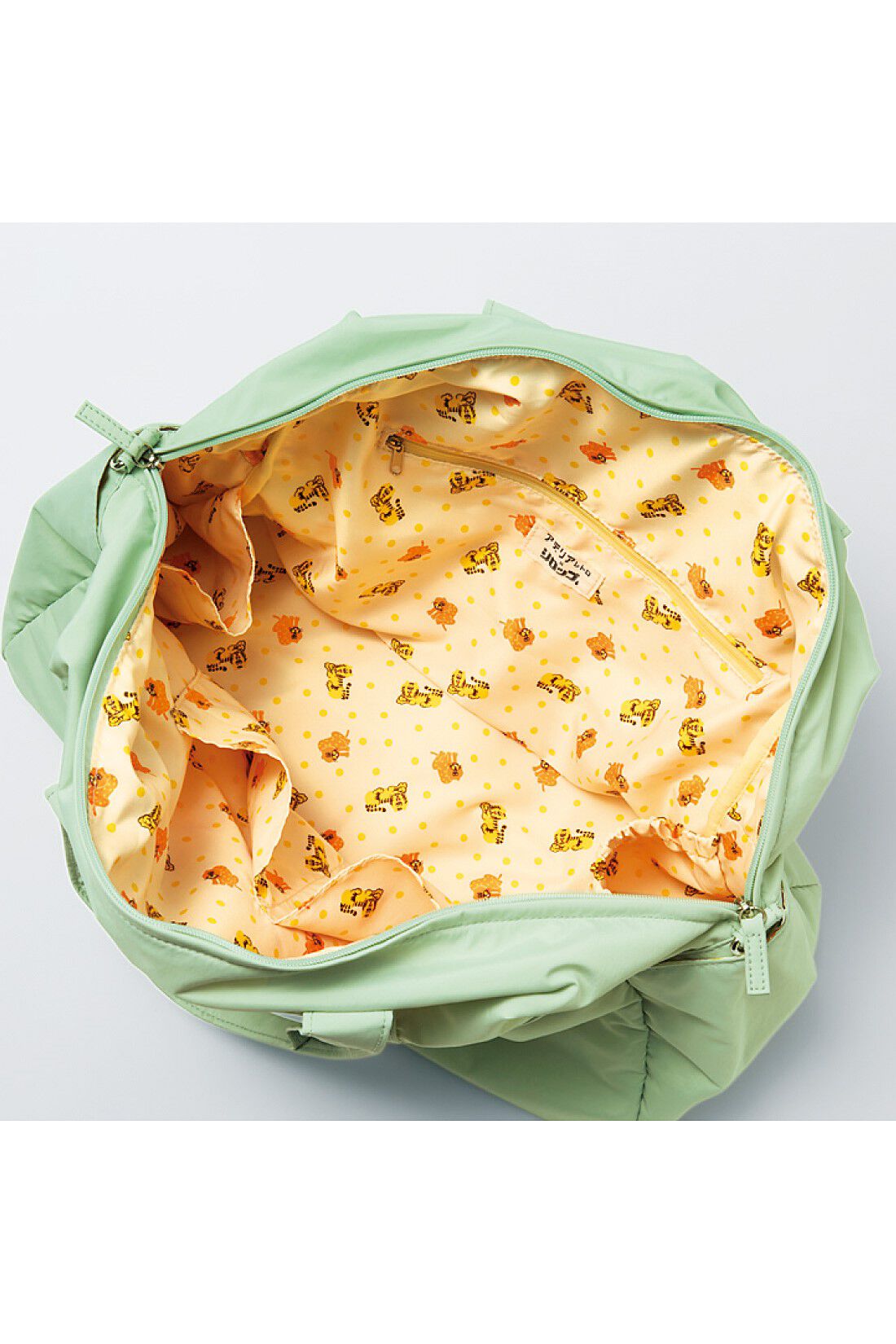 シロップ．|アデリアレトロ&times;シロップ．　レトロ喫茶をめぐる旅のおともにぴったりな大容量バッグ〈ズーメイト〉|内側、外側、サイドにも便利なポケットを装備。