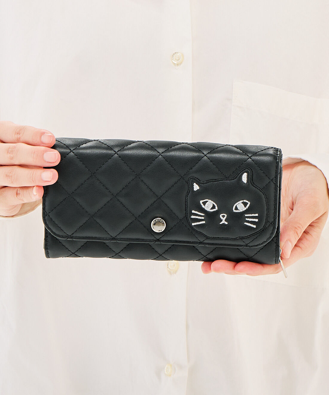 猫部|ツンデレ黒猫のキルティング長財布|大人顔な仕上がりで、ふだん使いしやすい上品さ。
