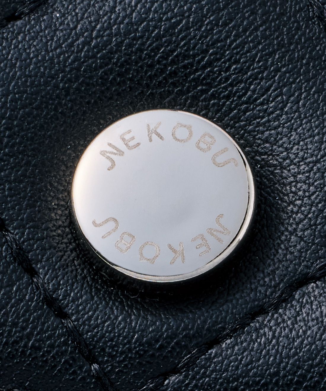 猫部|ツンデレ黒猫のキルティング長財布|スナップボタンに「NEKOBU」のレーザー刻印。