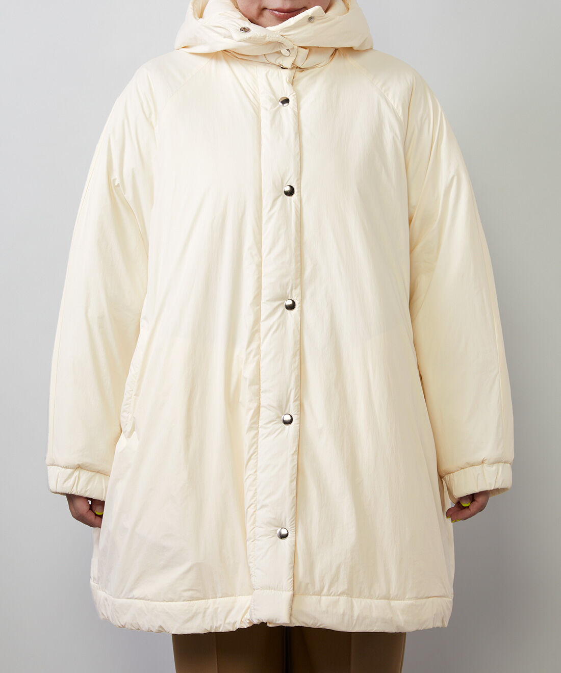 DRECO by IEDIT|【3～10日でお届け】Her smileプロジェクト IEDIT[イディット]　冬コーデが明るく華やぐ もちふわ撥水（はっすい）ミドルコート〈オフホワイト〉|すそをしぼればコクーン、そのままでAラインシルエットにも