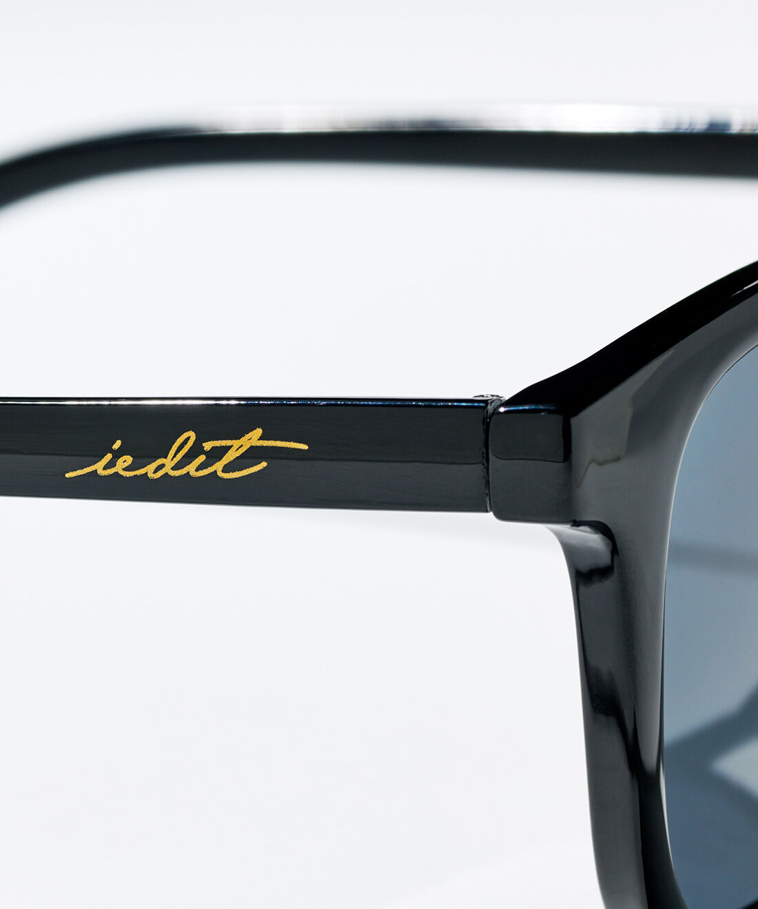 DRECO by IEDIT|【3～10日でお届け】IEDIT[イディット]　大人コーデを格上げ ブラックフレームサングラス〈ブラック〉|サイドには、ゴールドカラーのIEDITロゴがアクセント。