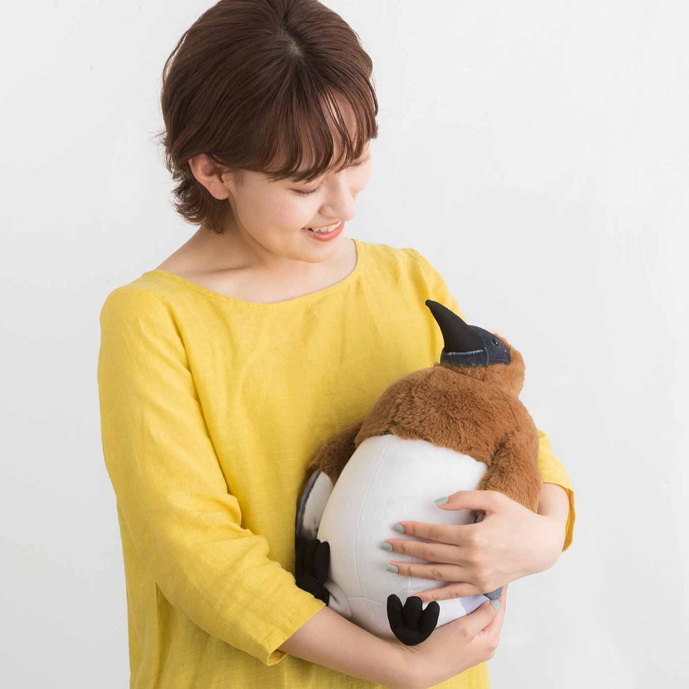 YOU＋MORE！［ユーモア］|YOU+MORE!　オウサマペンギン 思春期ぬいぐるみ|小脇に携えたくなるサイズ感。