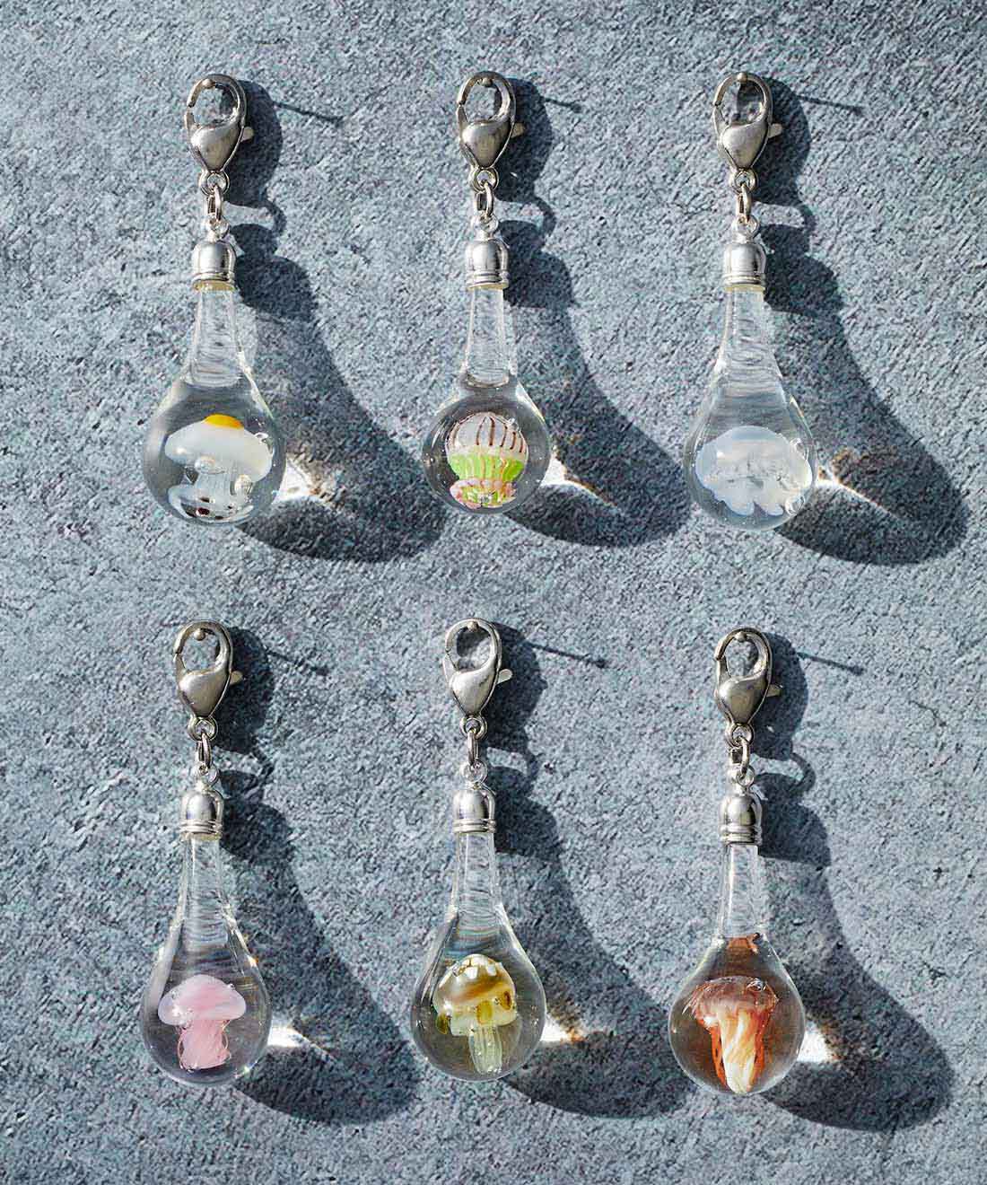 YOU＋MORE！［ユーモア］|YOU+MORE!　しずくの中で浮遊する クラゲ採集ドロップガラスチャームの会