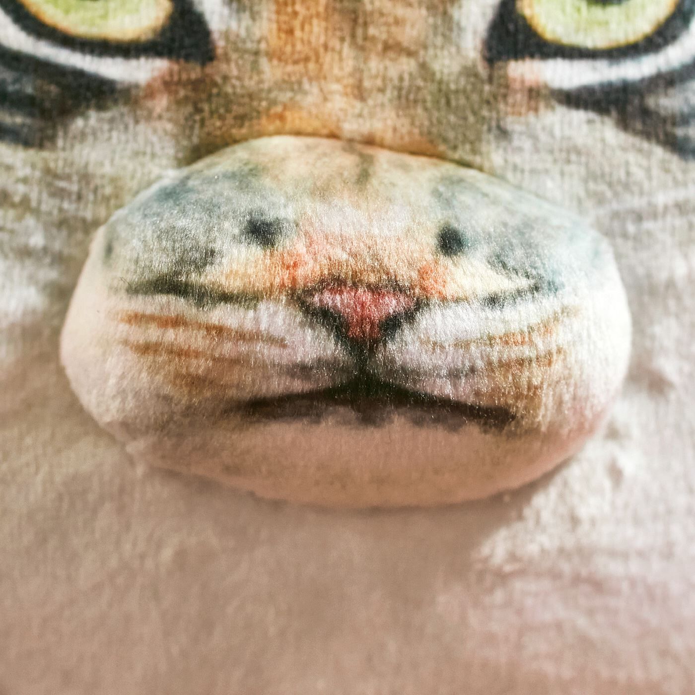 YOU＋MORE！［ユーモア］|YOU+MORE!　丸すぎる世界最古の猫 マヌルネコもっちりクッション|鼻まわりの点々に注目すると、カワウソの顔が見えてくる！