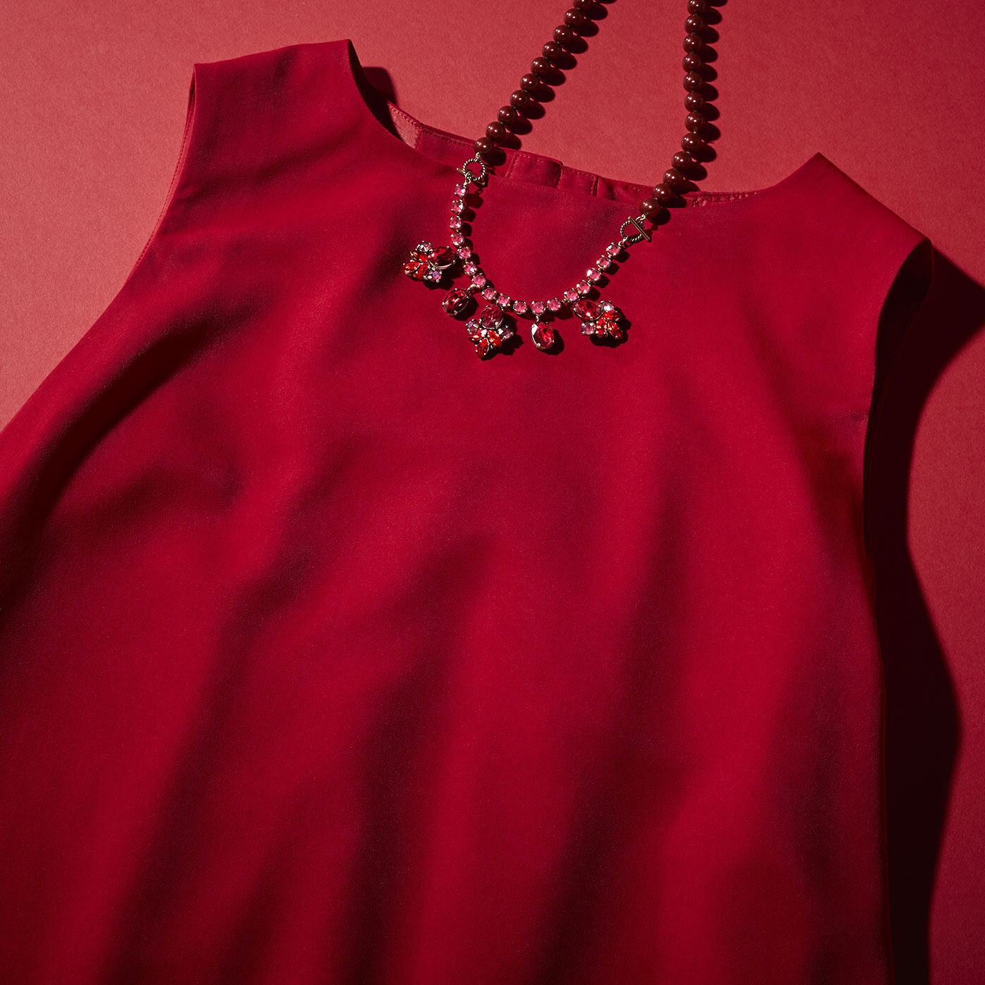 FelissimoLX|ＬＸ　 ゆれるラインが美しい　大人のレッドワンピース|アクセサリーもワントーンでコーディネイトしてみるのが大人の遊び心のセンスを感じさせます。あえて大きめのコスチュームジュエリーにもチャンレジしてほしいです。