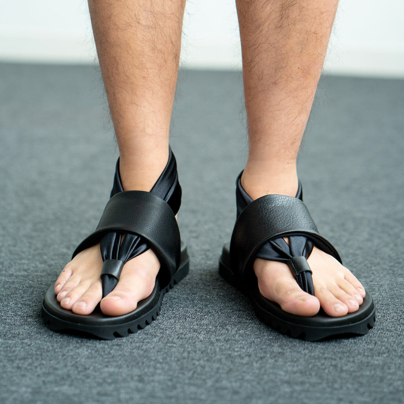 ＆Stories|靴デザイナーの理想で仕上げた 職人本革のメンズトングシューズ〈ブラック〉|特注のデザインは、甲をレザーに、ストラップを光沢のあるサテン生地にすることで、ぐっと大人っぽく仕上げました。