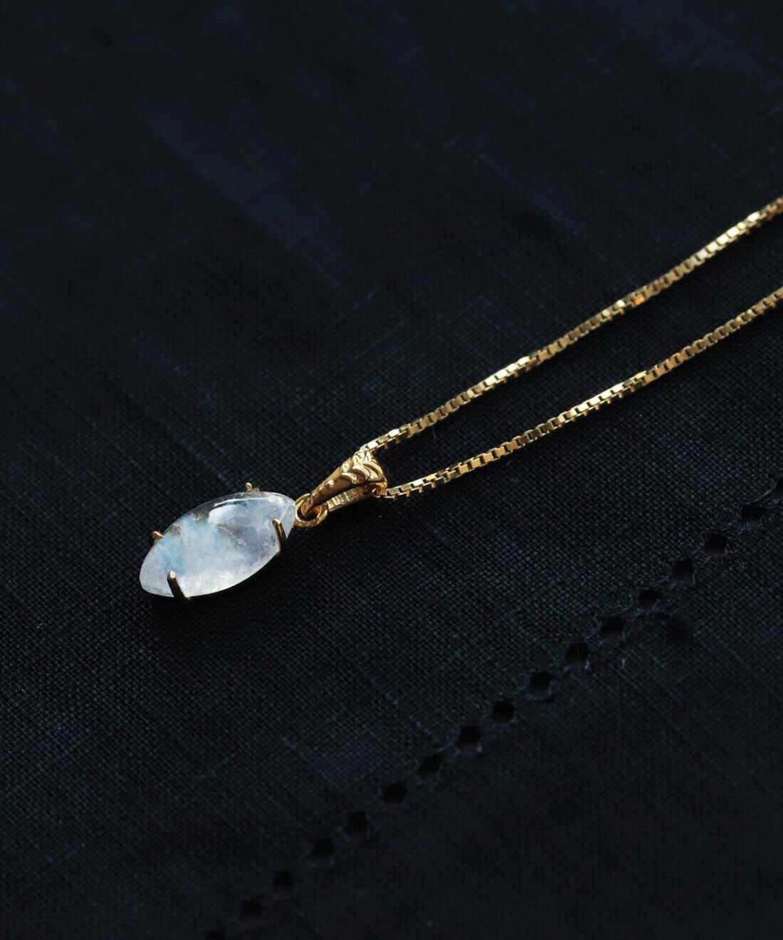 ＆Stories|滋賀のアクセサリー職人が手掛けた 天然石のネックレス〈レインボームーンストーン〉[日本製]