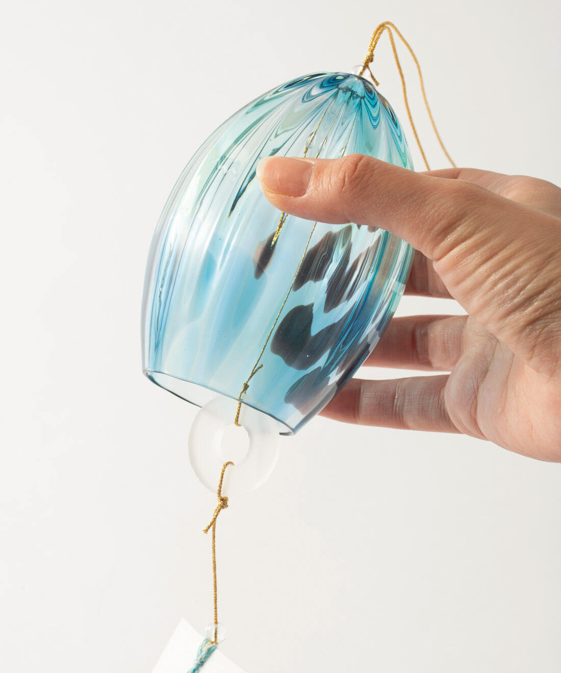 ＆Stories|小田原のガラス職人が作った 幻想的な海のグラテーションを閉じ込めた 宙吹き風鈴〈ラグーンブルー〉[日本製]