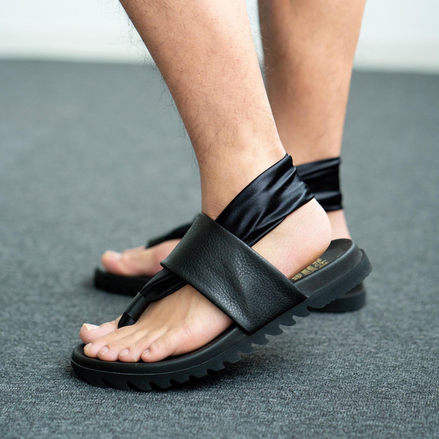 ＆Stories|靴デザイナーの理想で仕上げた 職人本革のメンズトングシューズ〈ブラック〉|神戸・長田で40年以上も靴づくりを続けてきた工房と作ったトングシューズ。この度、満を持して念願のメンズサイズが新登場。