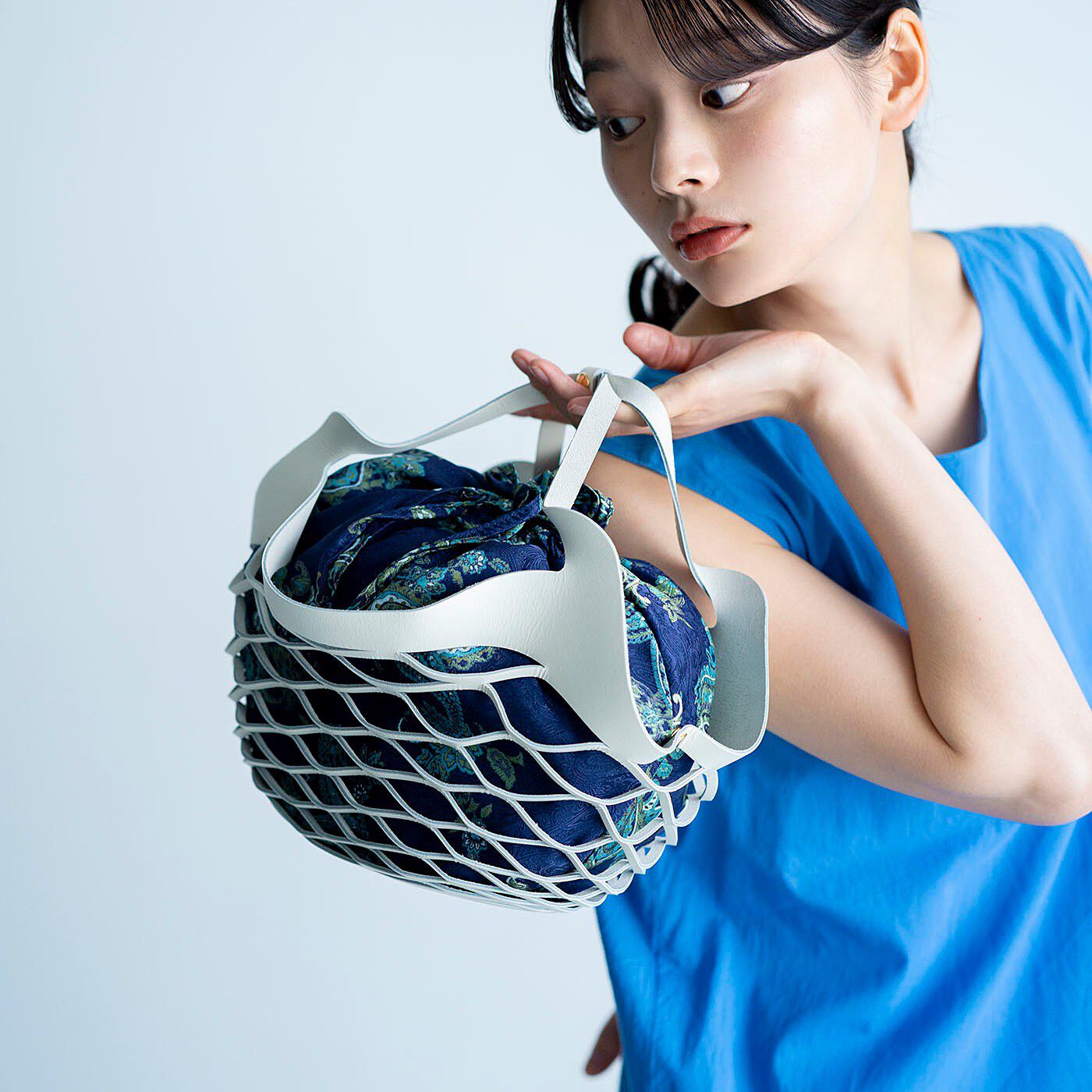 日本職人プロジェクト（Pre-order）|鞄デザイナーと作った　職人本革のパイナップルバッグ〈ホワイト・ブルーペイズリー〉[本革 鞄：日本製]