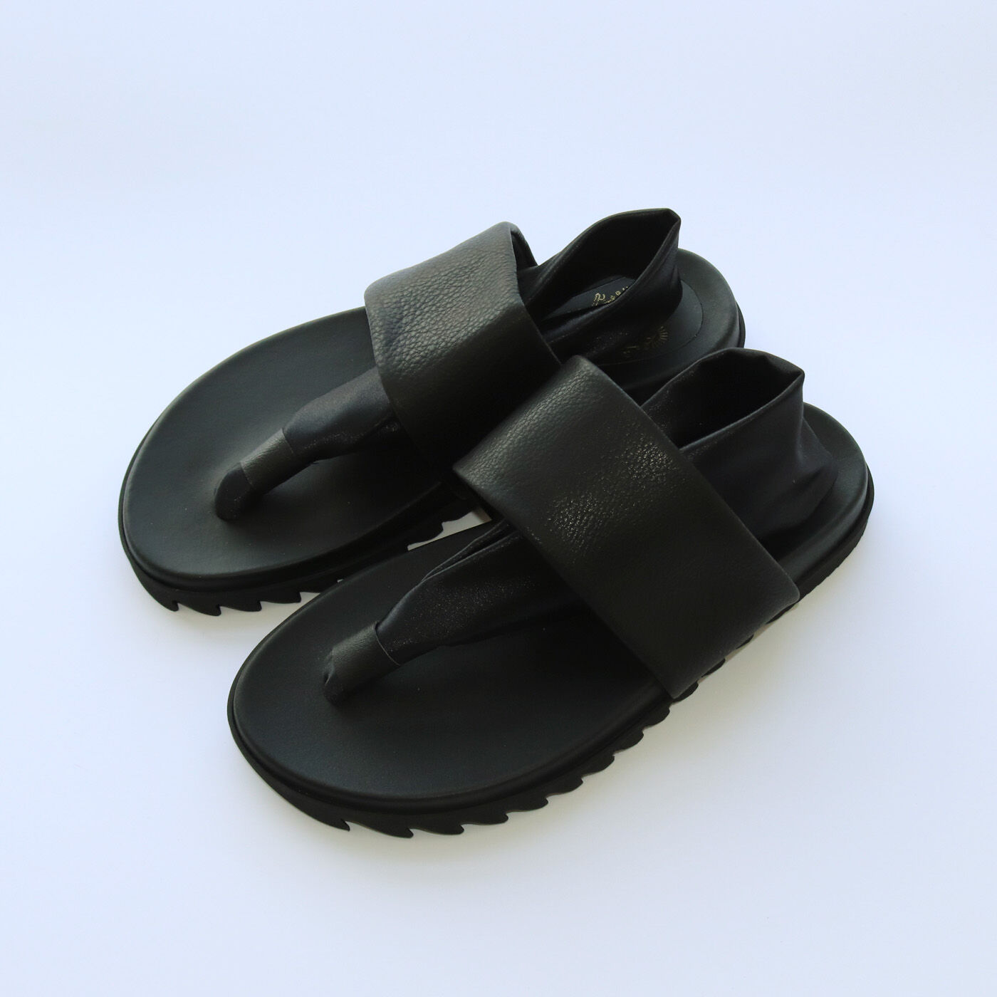 ＆Stories|靴デザイナーの理想で仕上げた 職人本革のメンズトングシューズ〈ブラック〉