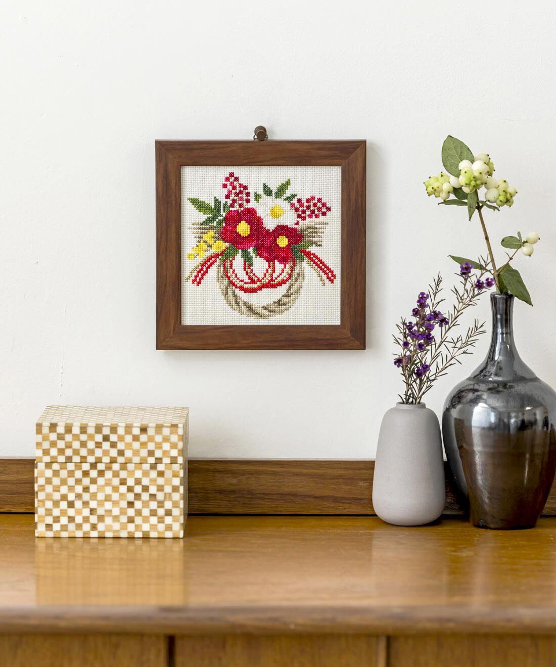 Couturier special|きらめくラメ糸が輝きをそえる　椿のお正月飾りクロスステッチフレーム