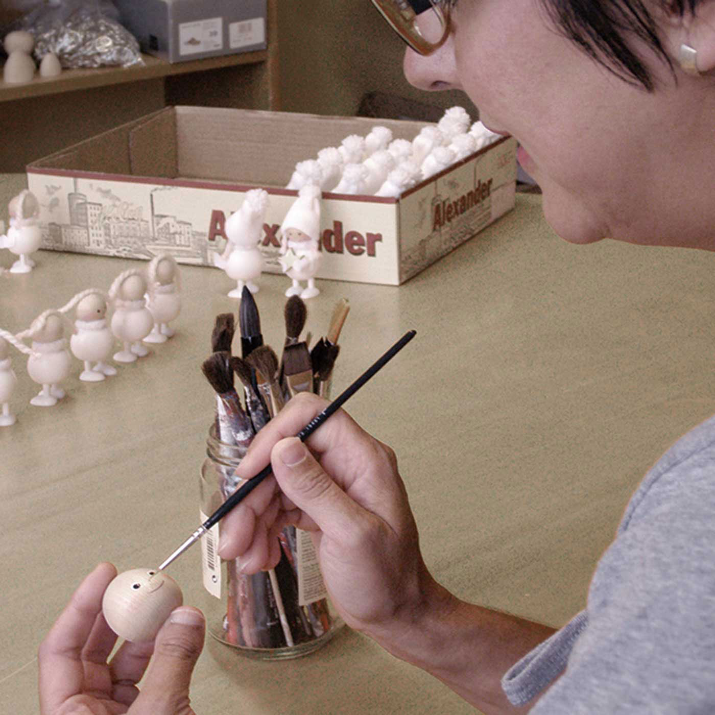 SeeMONO|ヨーロッパの職人が手作りした北欧の妖精〈ダッフルコートを着たサンタ　星に願いを〉／ノルディカニッセ|ハンドペイントによるやさしい表情が魅力です。