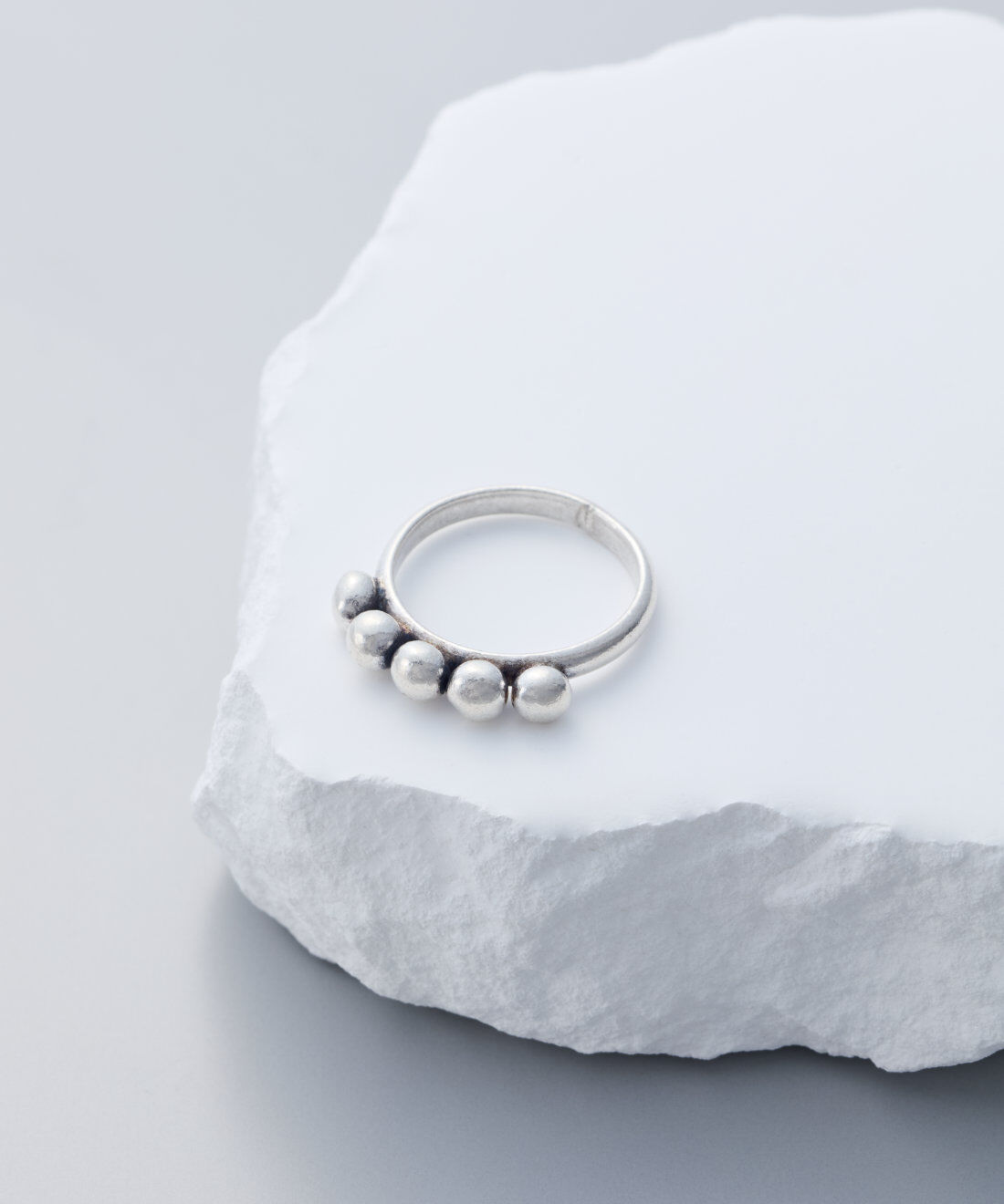 SeeMONO|タイのカレン族が作ったシルバーリング〈ＧＲＡＩＮＳ〉|ハンドメイドならではの雰囲気ある表情。※表面に小傷が見られる場合があります。