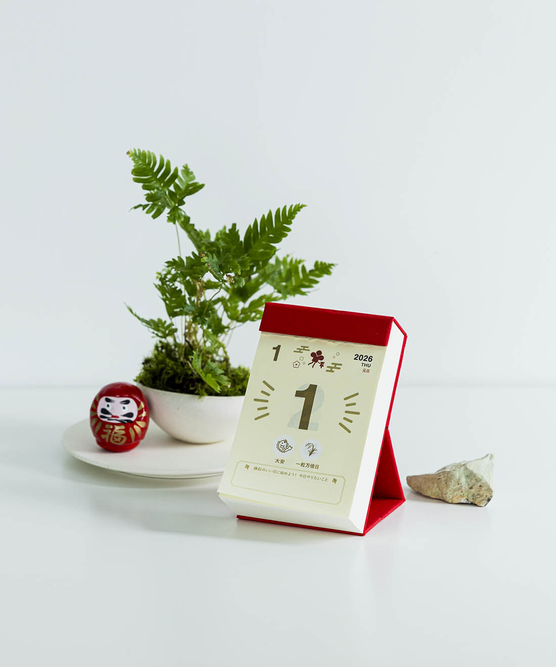 SeeMONO|吉日を紡ぐ 縁起のいい日を愉しむ日めくりカレンダー２０２６|卓上にも飾りやすいサイズ。