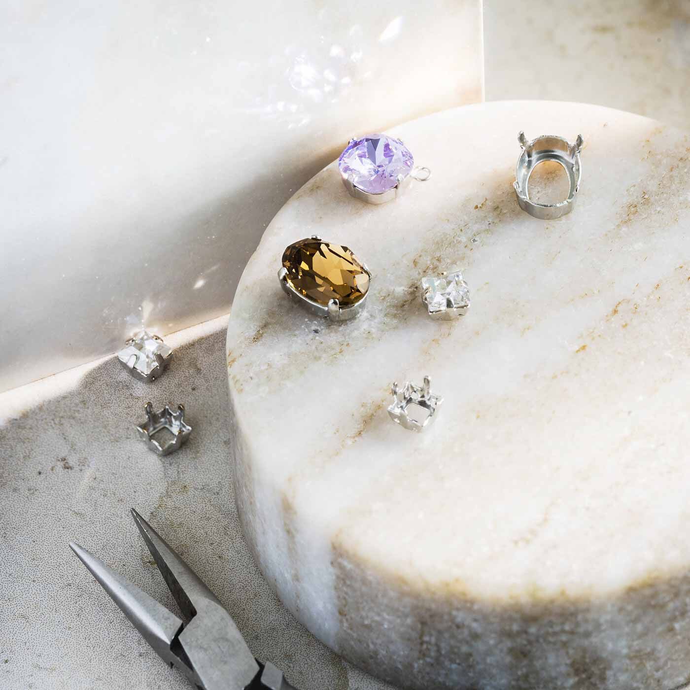 SeeMONO|【タイプが選べる】宝石のように集めて愛（め）でる プレシオサ社のクリスタルコレクション|市販の台座などと組み合わせて、アクセサリー作りも楽しめます。