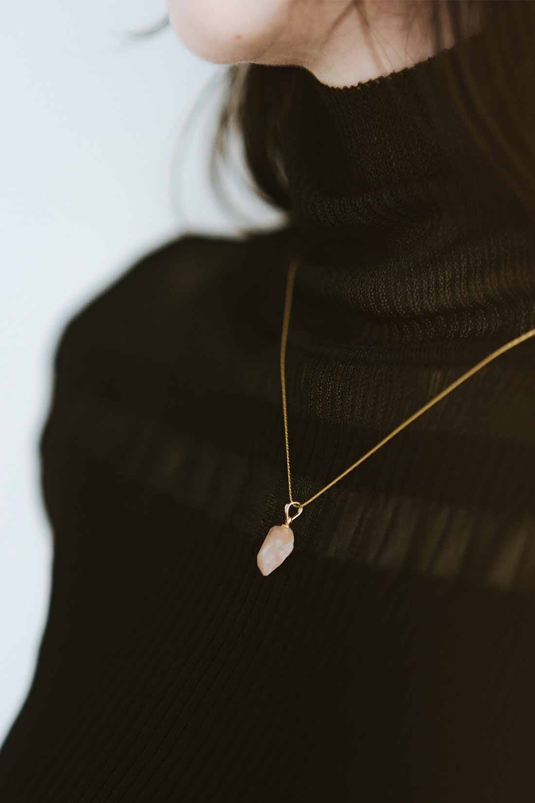 SeeMONO|流れるように肌に沿う 繊細なステンレスチェーン〈シルバー〉|※別色〈ゴールド〉のチェーンを着用しています。