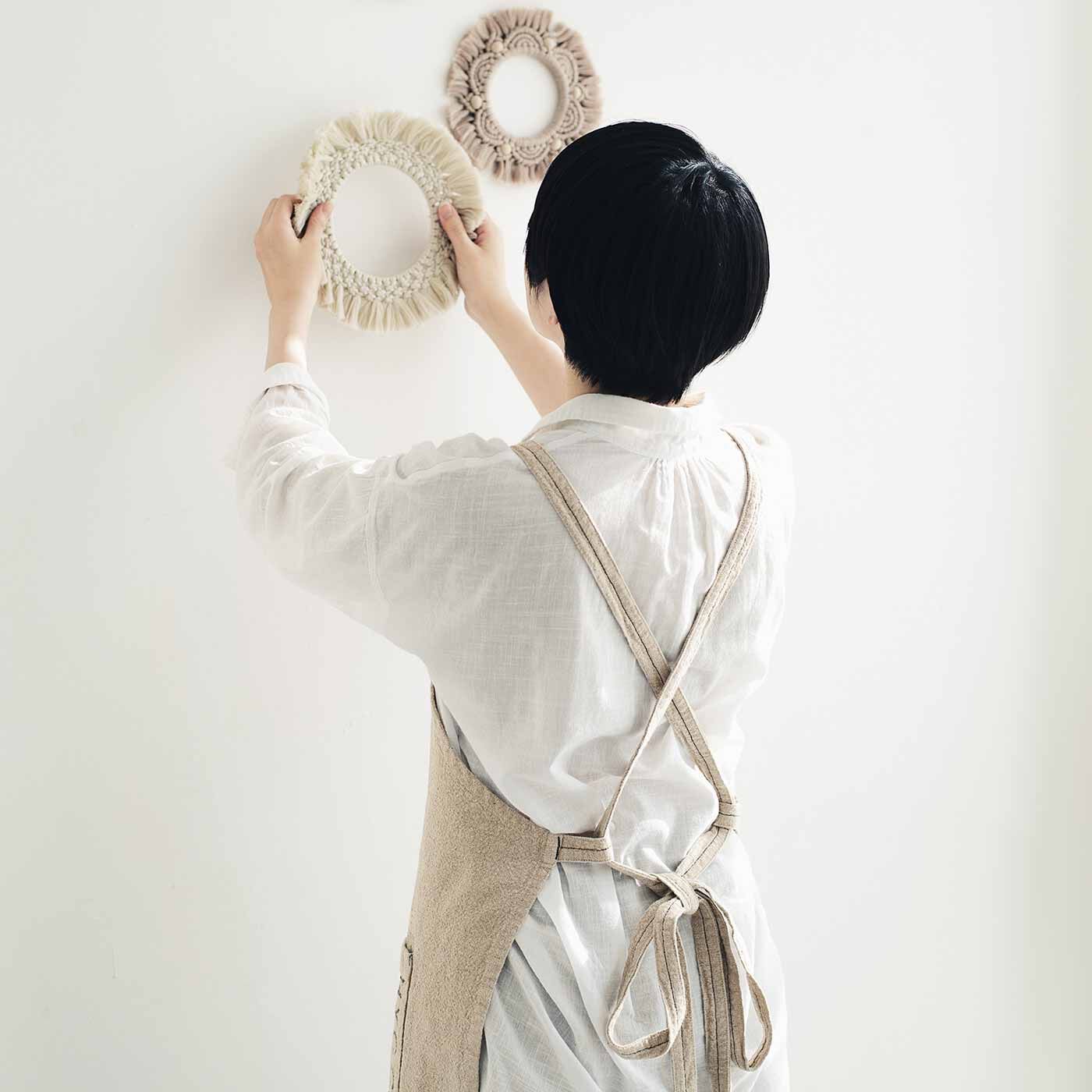 SeeMONO[シーモノ］|心地よいおうち時間 綿麻素材のHYGGEエプロン〈NATURAL〉|首や肩にストレスが少ないバッククロスタイプ。