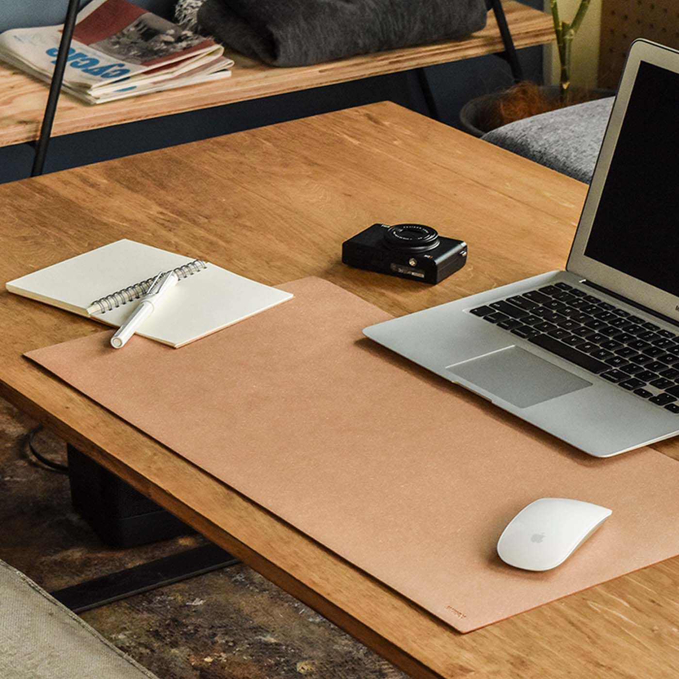 SeeMONO|シンプルなワークスペースをかなえる　リサイクルレザーのデスクマット〈ＮＡＴＵＲＡＬ〉|マウスパッドも兼ねられる絶妙な横長サイズ。