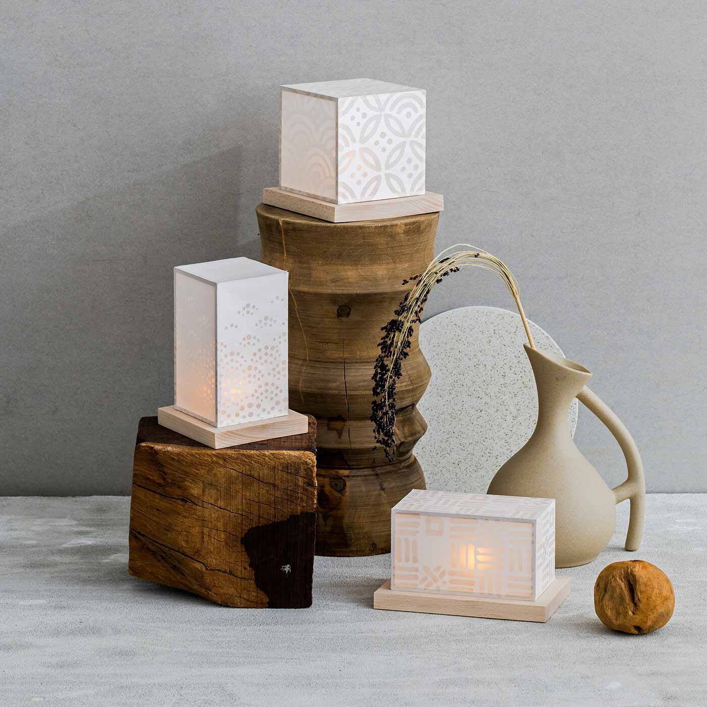 SeeMONO|ねぶたの工程をプチ体験 ロウで描く灯篭（とうろう）絵付けキットの会|製作時間：約60min. 重厚感のあるブナ材の土台で高級感ある仕上がりに。（※ライトは別売り）