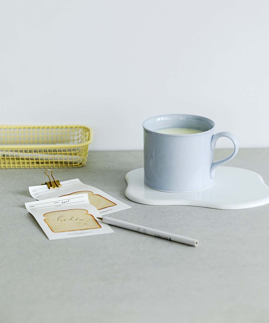 SeeMONO[シーモノ］|アイスが溶けた様子をモチーフにした　有田焼のトレイ〈ＷＨＩＴＥ〉|愛用のマグカップとコーディネイトするのも楽しい。