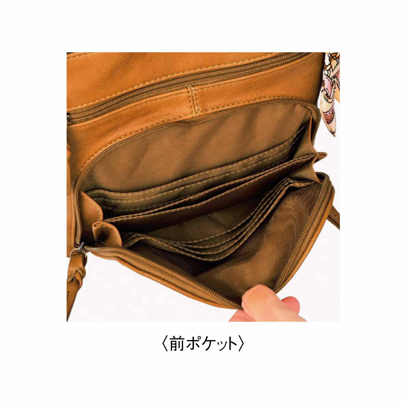 FELISSIMO PARTNERS|身軽にお出かけ ペットボトルが入るお財布ショルダーバッグ|内側には、ペットボトルが立てられるホルダー付き。前ポケットはお財布仕様になっています。