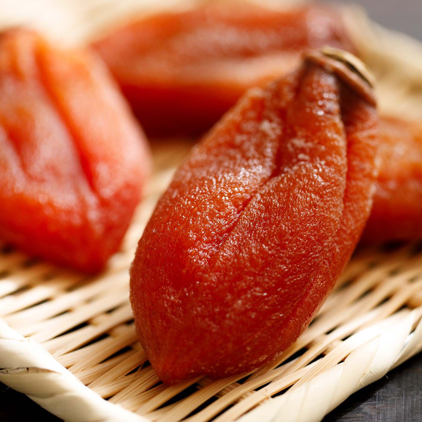 FP産地直送マルシェ|【数量限定100・締切1月15日】石川百右衛門　貯古柿之助（ちょこかきのすけ） 12本入|果肉は餅のようにやわらかく、飴色に輝く極上の干し柿です。