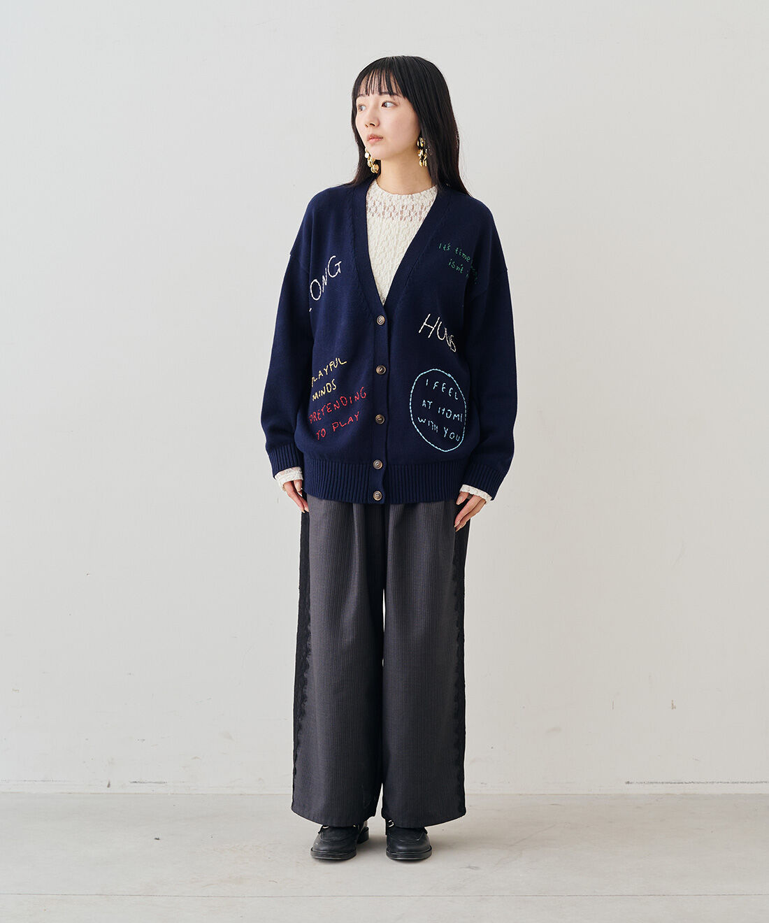 MEDE19F|レタード刺しゅう ニットカーデとレース遣い ダブルウエストストライプパンツ〈グレー〉のコーディネート