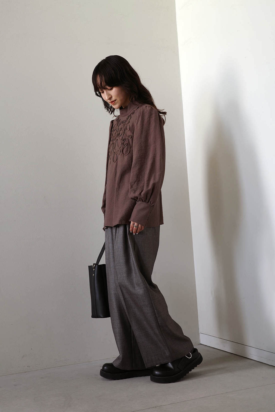 MEDE19F|エンブロイダリー ブラウス〈モカブラウン〉のコーディネート|モデル身長：156cm Mサイズ着用
