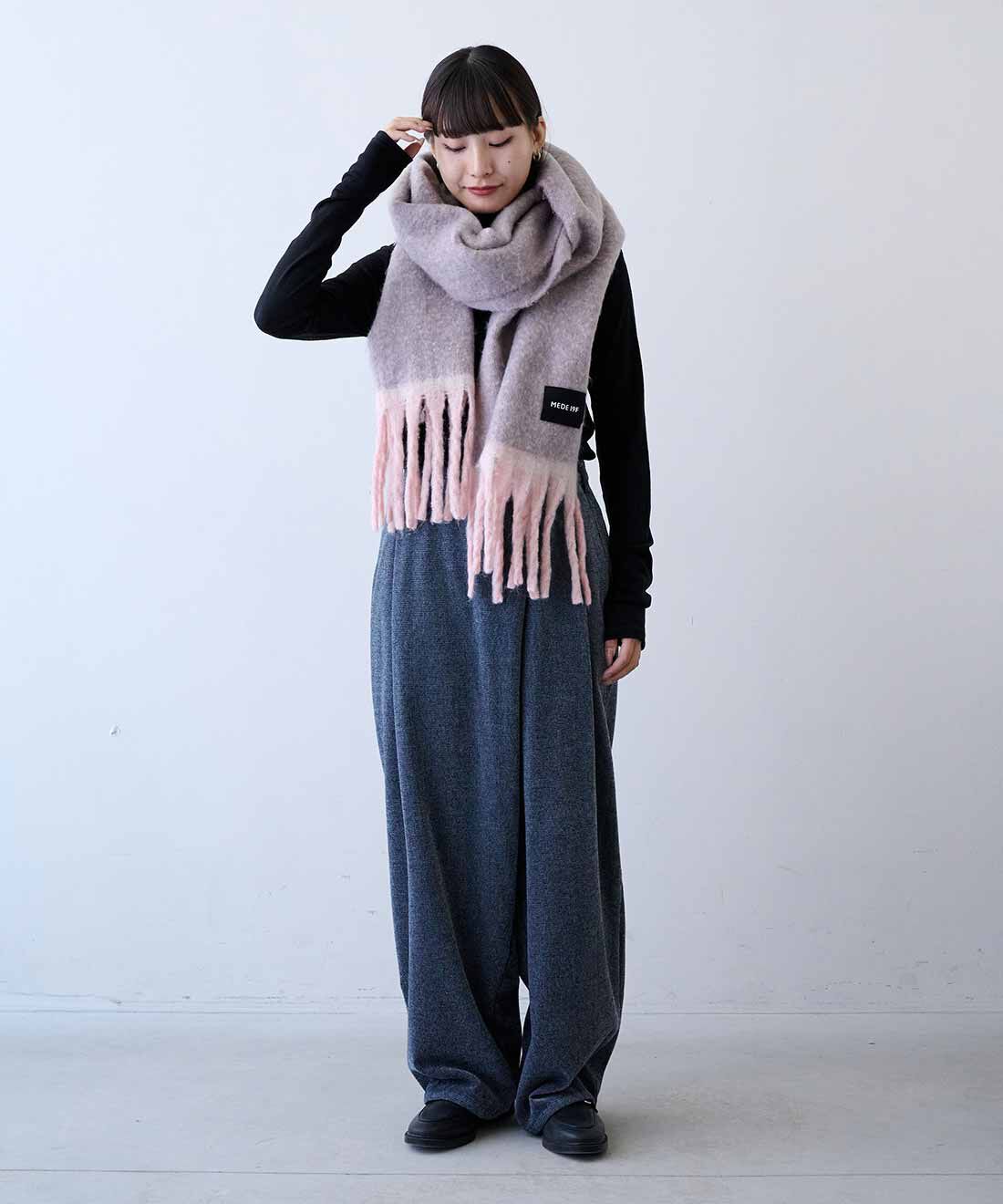 MEDE19F|配色遣いの大判ストールとウール100％素材 カットソーハイネックトップスの会とウール100％素材 カットソータートルの会のコーディネート