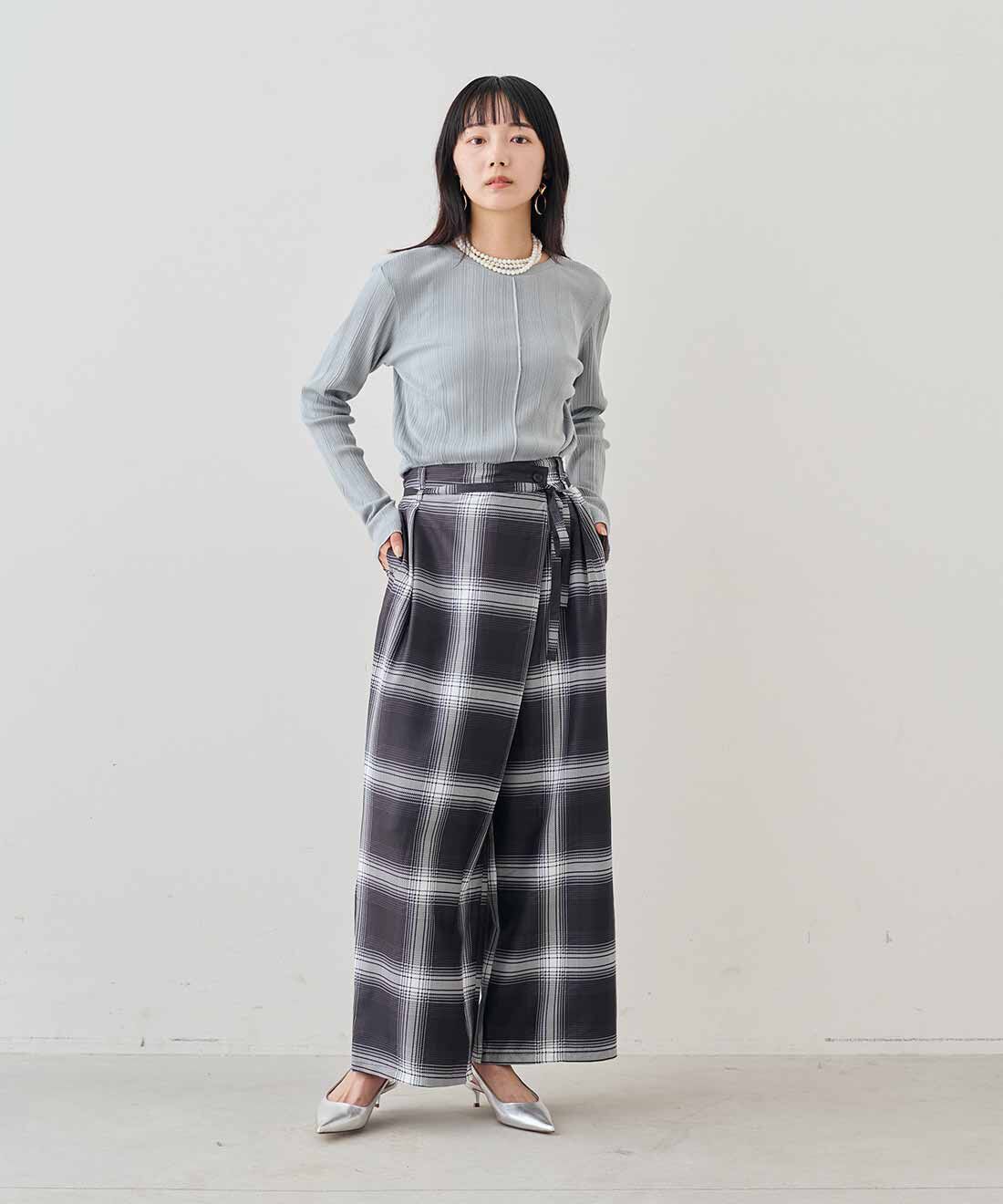 MEDE19F|ネイビーブレザーとコットンランダム リブトップスの会とラップデザイン プリントチェックパンツ〈ブラック〉のコーディネート