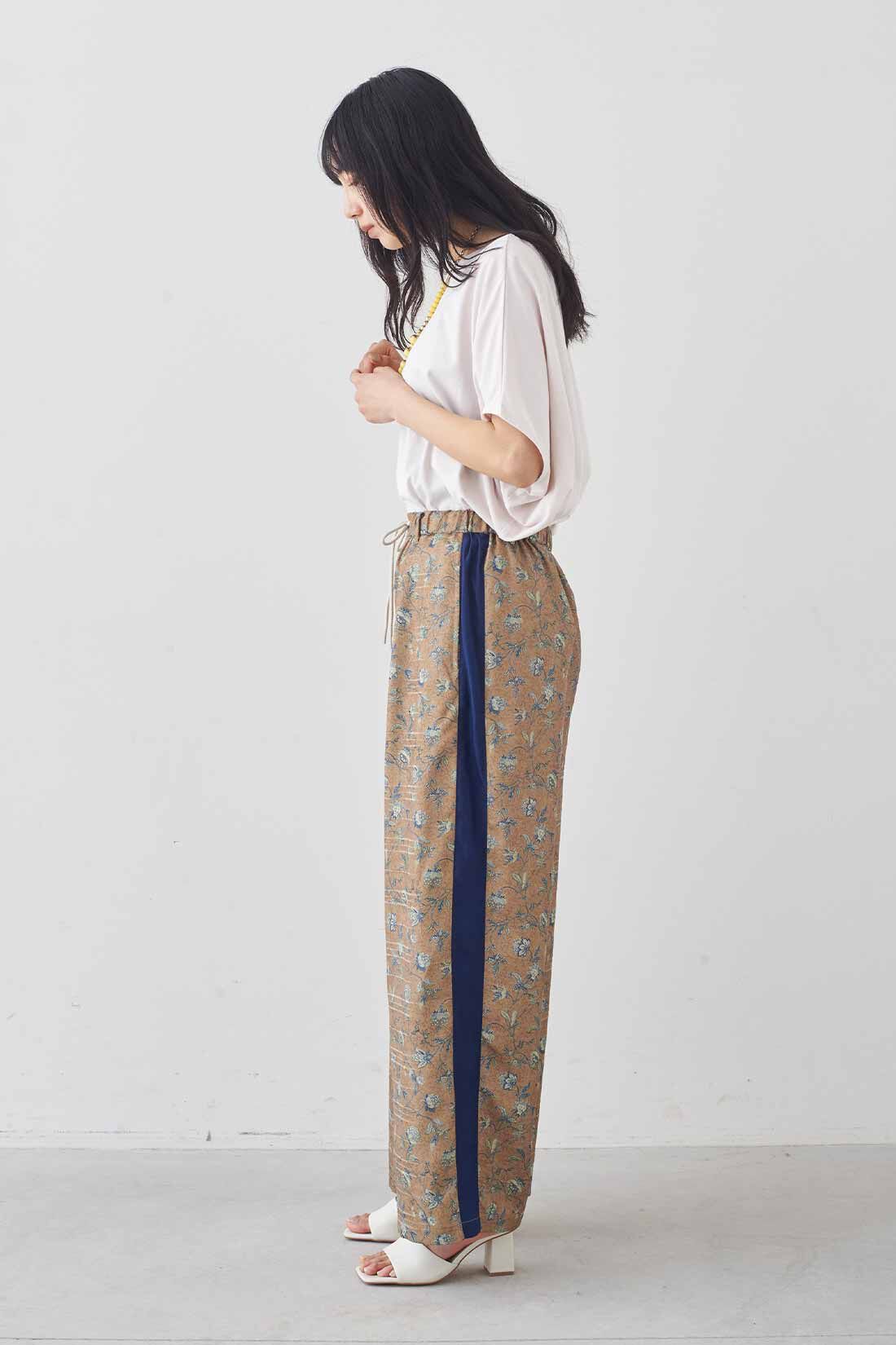 MEDE19F [メデ・ジュウキュウ]|MEDE19F　ミュルーズモダン〈「ミュルーズ染織美術館」アーカイブコレクション〉サイドラインプリントパンツ〈キャメル〉|モデル身長：163cm　着用サイズ：M