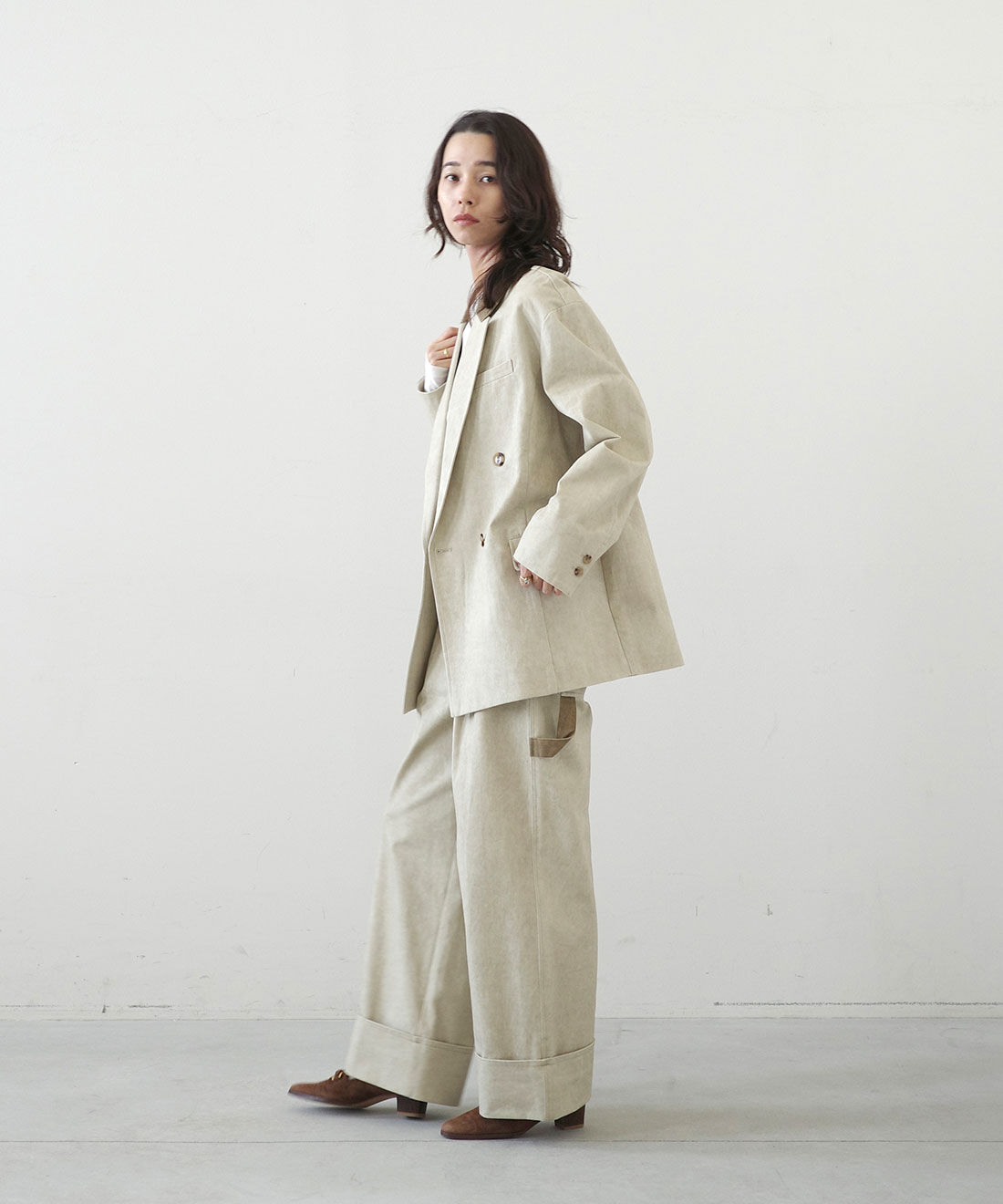 MEDE19F|クラッシュべロア調 トップスの会とヴィンテージライク　 チノ素材 ジャケット〈ベージュ〉とヴィンテージライク チノ素材 ワークスラックス〈ベージュ〉のコーディネート|モデル身長： 168cm　Mサイズ着用