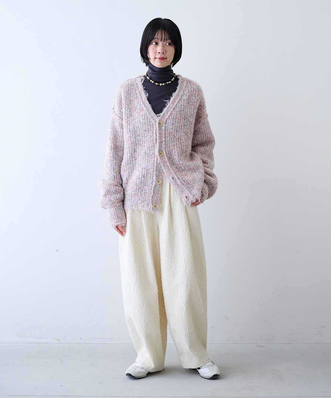 MEDE19F|ウール100％素材 カットソータートルの会とコットンツィード素材 バナナシルエットパンツ〈オフホワイト〉と起毛ミックス リバーシブルニットカーディガンのコーディネート
