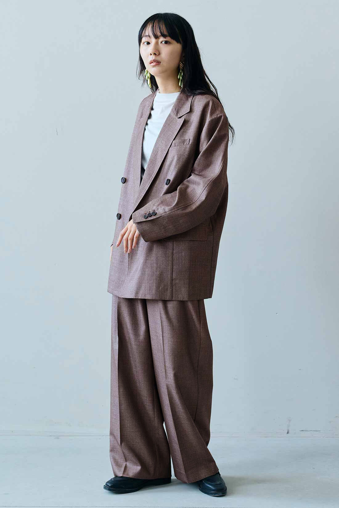 MEDE19F [メデ・ジュウキュウ]|MEDE19F　シャークスキンのリラックスダブルジャケット〈グレーベージュ〉|モデル身長：163cm　着用サイズ：M
