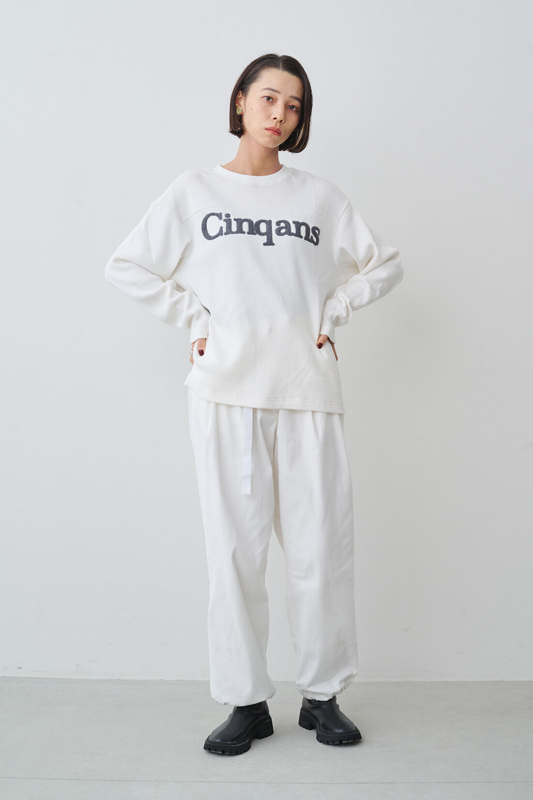 MEDE19F [メデ・ジュウキュウ]|MEDE19F　さがら刺しゅうの裏起毛ワッフルTシャツ〈オフホワイト〉|モデル身長：168cm　着用サイズ：M