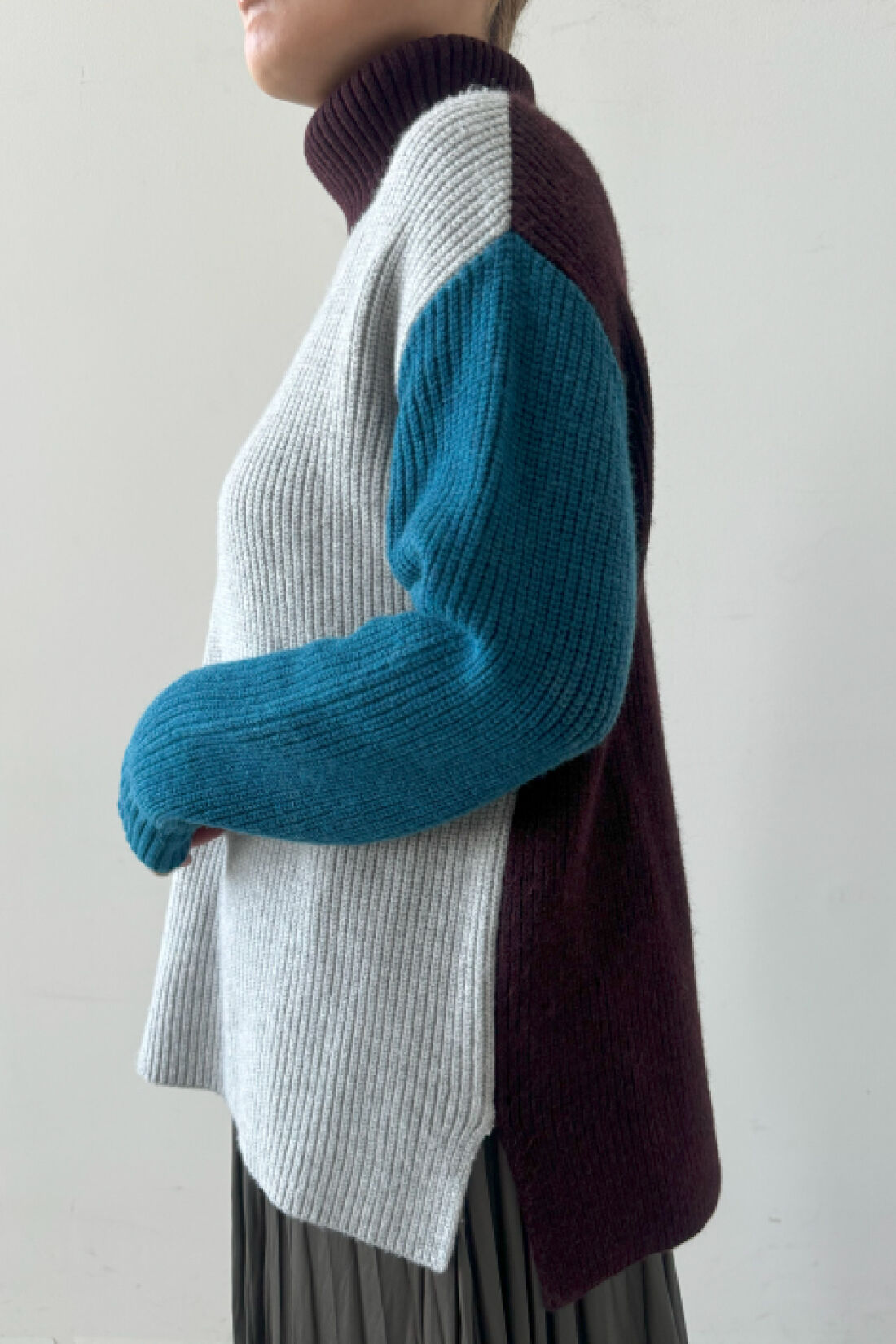 MEDE19F|ハイネックのトライカラーニット〈グレー〉とレザーライクプリーツスカート〈グレーブラウン〉のコーディネート|モデル身長：160cm　着用サイズ：M