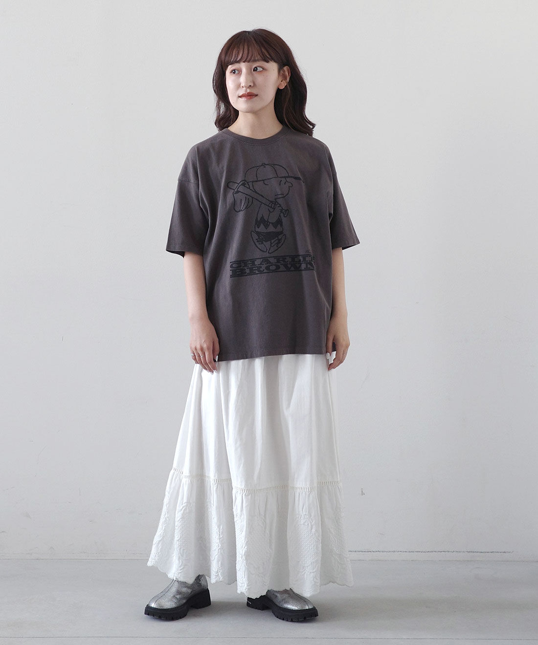 MEDE19F|MEDE19F PEANUTS 古着 プリントTシャツとMEDE19F　シルバー レザー調トラックブーツ〈シルバー〉のコーディネート|モデル身長： 156cm　Mサイズ着用