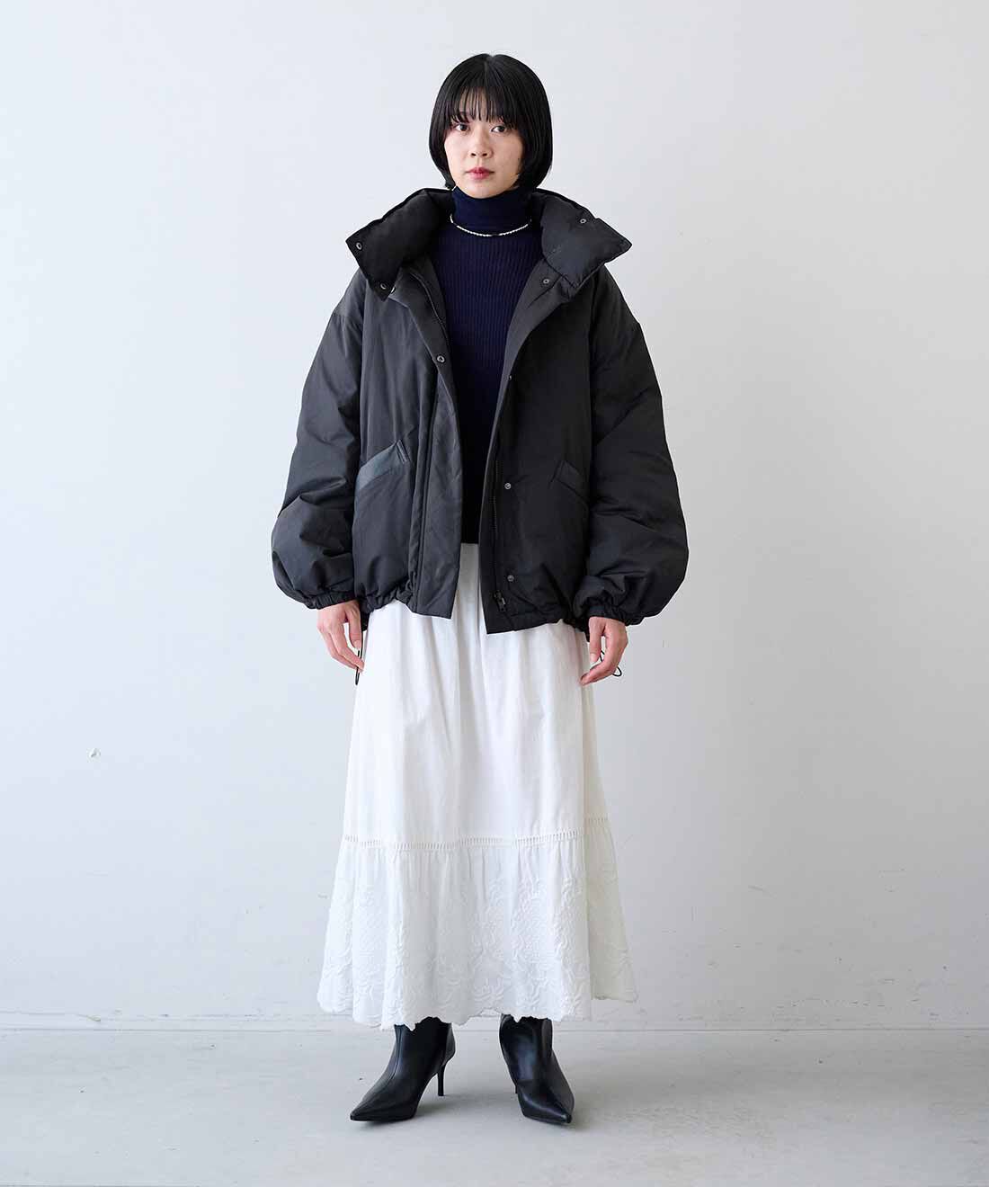 MEDE19F|異素材遣い ショートダウンジャケット〈ブラック〉と綿 タートルニットの会のコーディネート