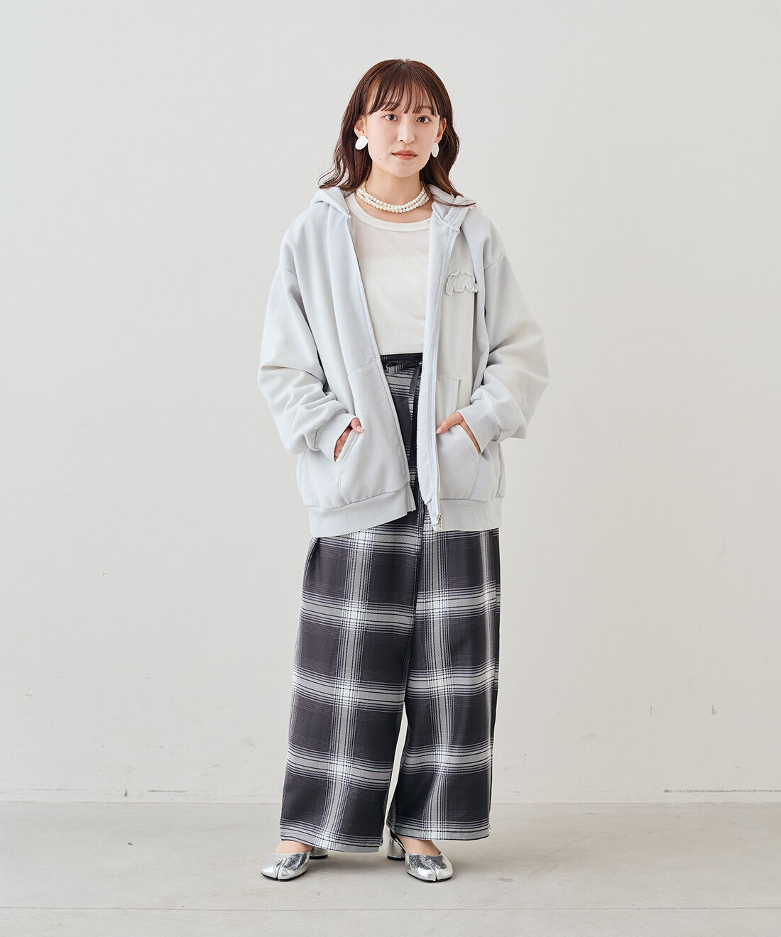 MEDE19F|やわらかジップフーディーの会と古着屋でみつけたようなジップフーディーの会とクラッシュべロア調 トップスの会とラップデザイン プリントチェックパンツ〈ブラック〉のコーディネート