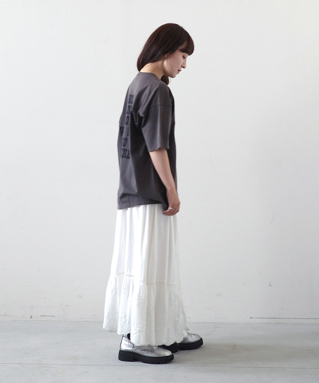 MEDE19F|MEDE19F PEANUTS 古着 プリントTシャツとMEDE19F　シルバー レザー調トラックブーツ〈シルバー〉のコーディネート|モデル身長： 156cm　Mサイズ着用