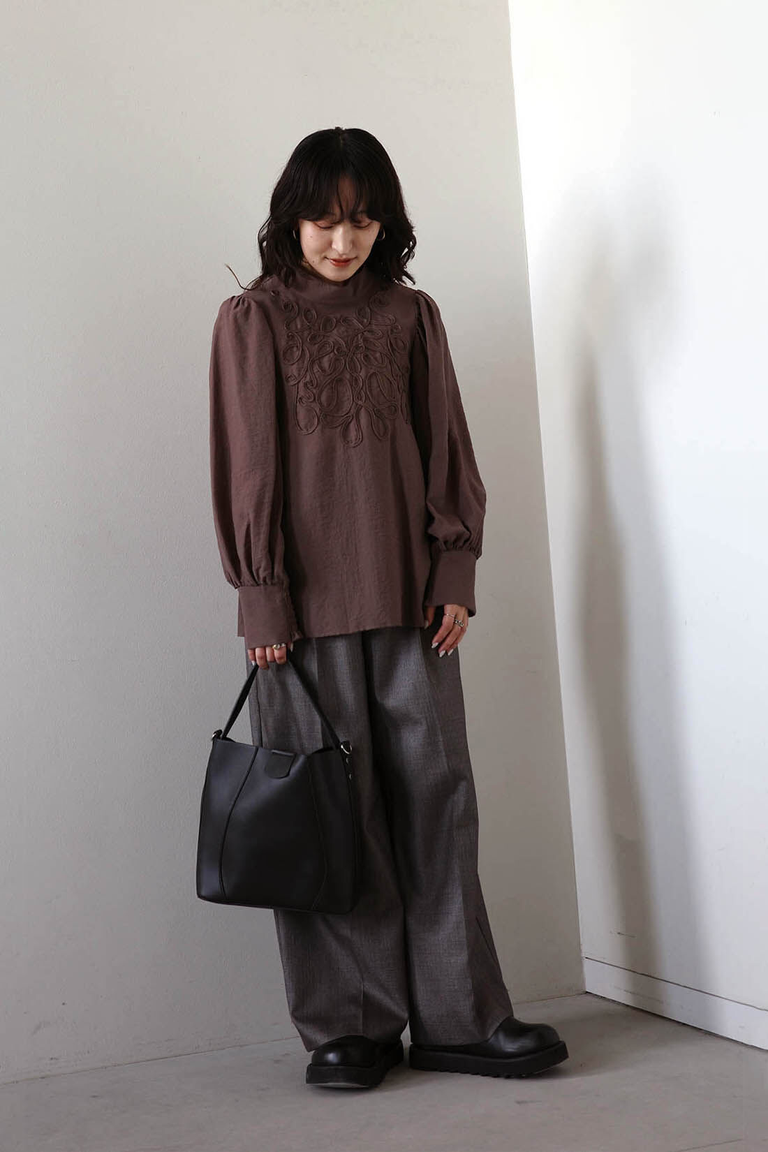 MEDE19F|エンブロイダリー ブラウス〈モカブラウン〉のコーディネート|モデル身長：156cm Mサイズ着用