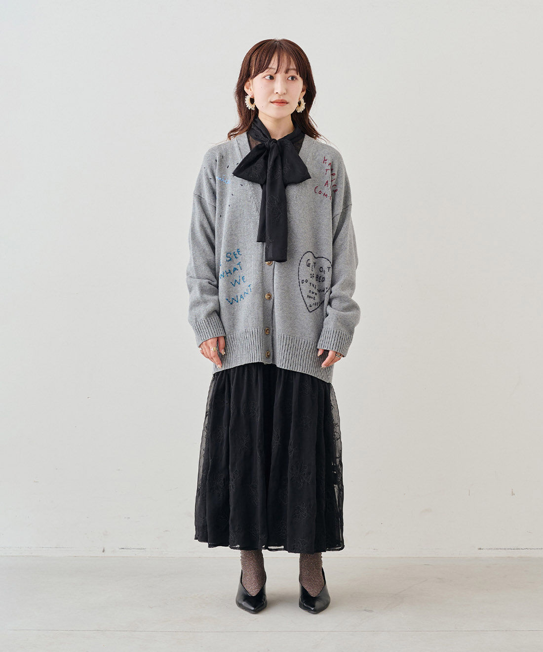 MEDE19F [メデ・ジュウキュウ]|花刺繍 ボウタイシアードレス〈ブラック〉とカップ付きインナーキャミワンピースのコーディネート
