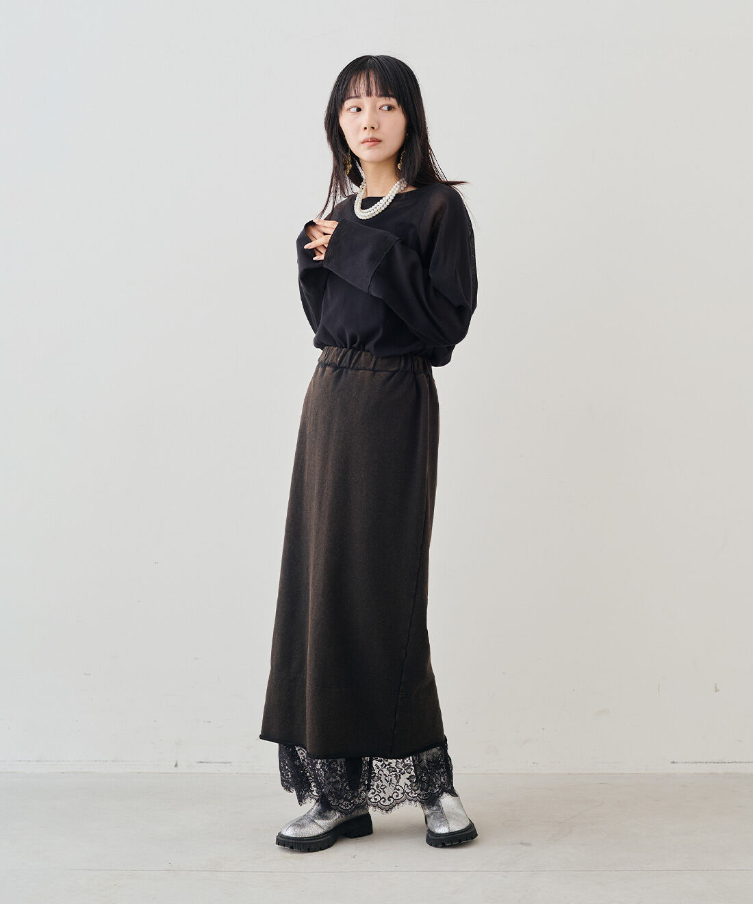 MEDE19F [メデ・ジュウキュウ]|コットンシアー ラグラントップスとシルバーのクラックレザー調トラックブーツとMEDE19F　シルバー レザー調トラックブーツ〈シルバー〉のコーディネート