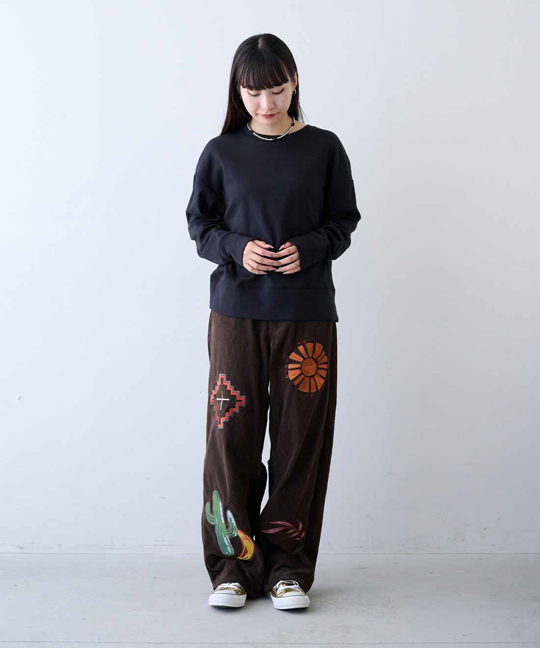 MEDE19F|MEDE19F　刺繍をちりばめたコーデュロイパンツ〈ダークブラウン〉|モデル身長：158cm　着用サイズ：M