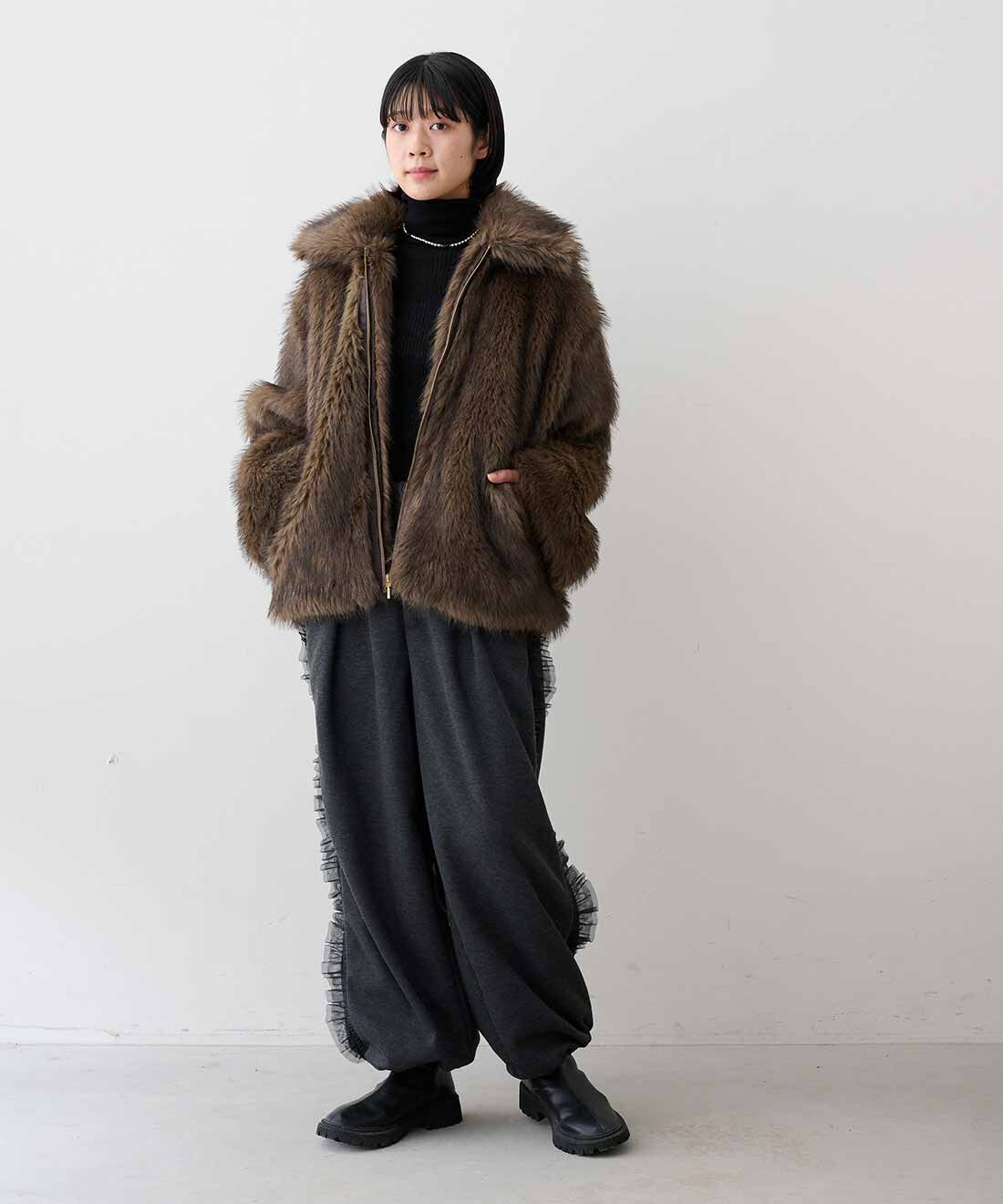 MEDE19F|フェイクファージャケット〈ミックスダークブラウン〉と綿 タートルニットの会とサイドラインフリルエアロゲルカットソーパンツのコーディネート