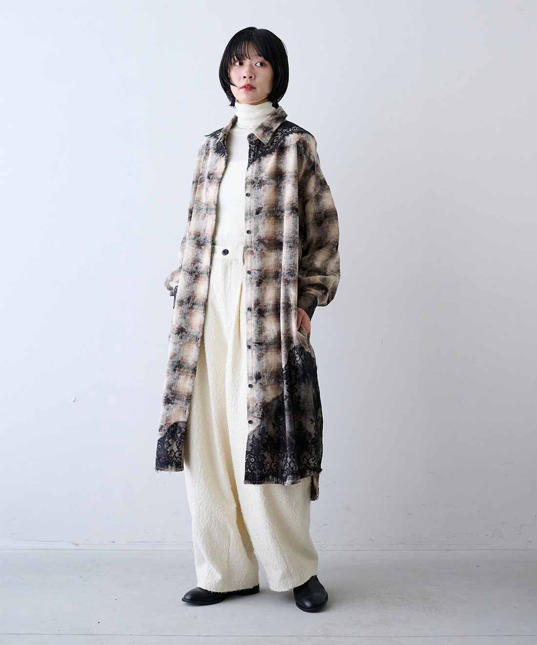 MEDE19F|綿 タートルニットの会とレースコンビ ヘイジーチェックワンピース〈ブラウン〉とコットンツィード素材 バナナシルエットパンツ〈オフホワイト〉と配色遣いの大判ストールのコーディネート