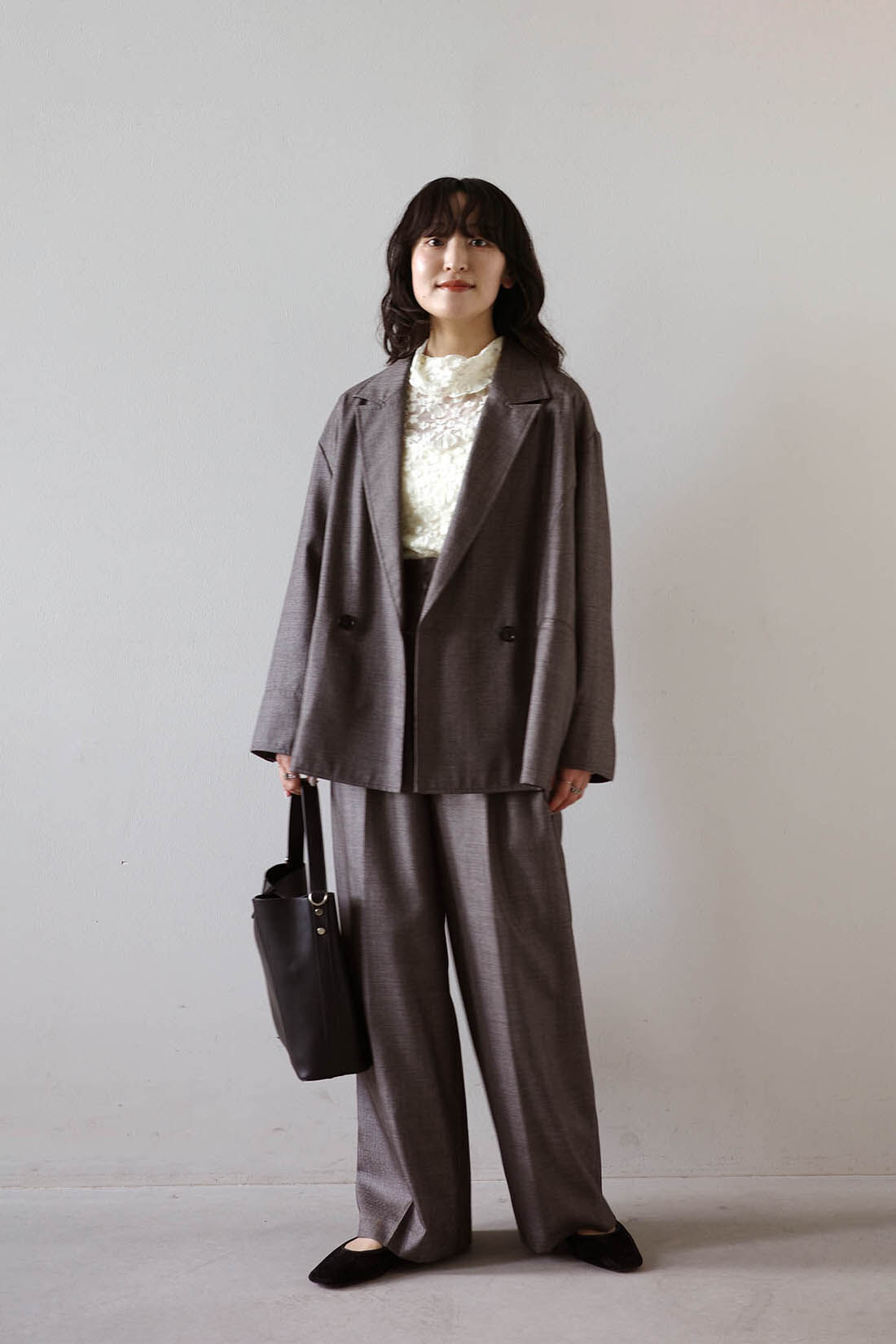 MEDE19F [メデ・ジュウキュウ]|シャークスキンのリラックスダブルジャケット〈シルバーチャコールグレー〉とシャークスキンのリラックスワイドスラックス〈シルバーチャコールグレー〉のコーディネート|モデル身長：156cm Mサイズ着用