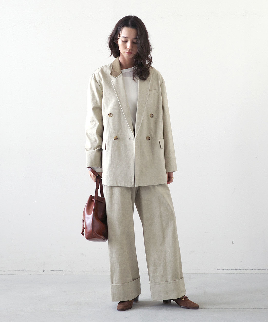 MEDE19F|クラッシュべロア調 トップスの会とヴィンテージライク　 チノ素材 ジャケット〈ベージュ〉とヴィンテージライク チノ素材 ワークスラックス〈ベージュ〉のコーディネート|モデル身長： 168cm　Mサイズ着用